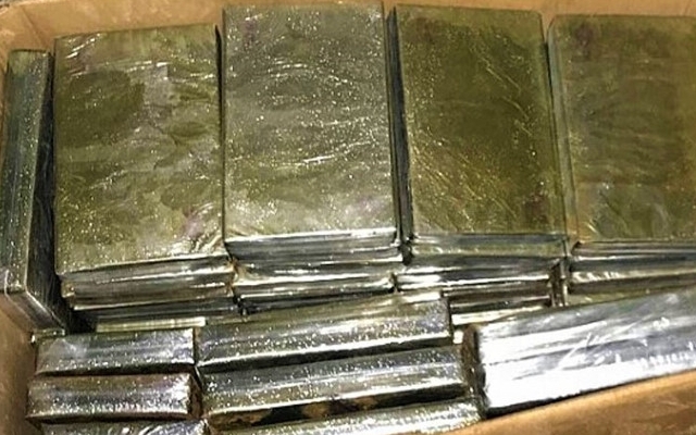 Bắt giữ 120 bánh heroin giấu dưới gầm ôtô qua biên giới