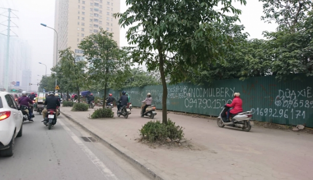 ha noi dong nguoi rong ran di tren via he duong to huu