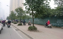 ha noi dong nguoi rong ran di tren via he duong to huu