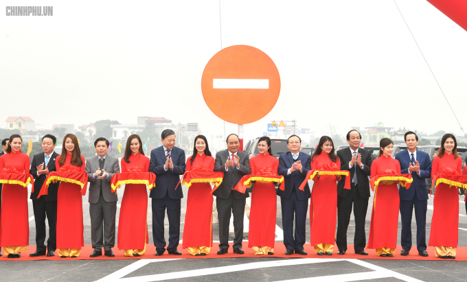 Thủ tướng Chính phủ Nguyễn Xuân Phúc phát lệnh thông tuyến nối hai cao tốc quan trọng. Ảnh: VGP.