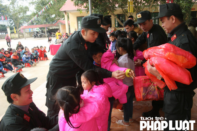 Hai chi đoàn Phòng Cảnh sát giao thông; Phòng cảnh sát bảo vệ và cơ động Công an tỉnh Lào Cai trao quà cho các em học sinh tại Bát Xát.