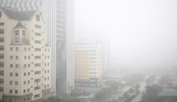 Tại các điểm quan trắc giao thông nội đô như Hoàn Kiếm, Hàng Đậu và Thành Công, có diễn biến tương tự các trạm khác, chất lượng không khí cũng chủ yếu ở mức kém và xấu.