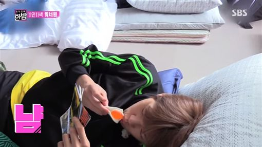 Hội chứng ăn kẹo dẻo của Kang Daniel trong show