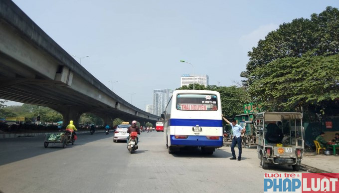 Ô tô chạy tuyến Thái Nguyên đang dừng đón khách trên đường Phạm Hùng nên người đàn ông này mới có thể