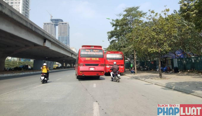 Nhiều chiếc xe nối đuôi, thậm chí chèn ép nhau để giành khách trên đường Phạm Hùng
