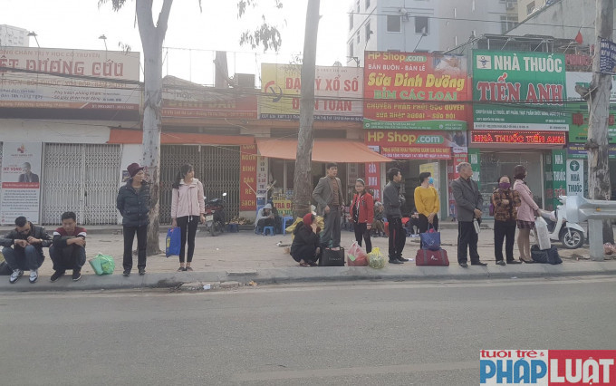Người dân đứng đón khách dọc đường 70 đoạn qua bến xe Yên Nghĩa