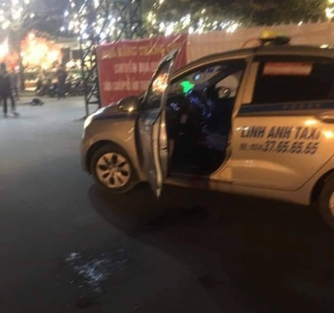 Chiếc taxi của nạn nhân với vệt máu từ cửa xe