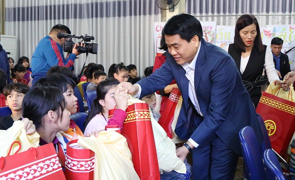Chủ tịch UBND TP Hà Nội thăm Trung tâm Nuôi dưỡng trẻ khuyết tật