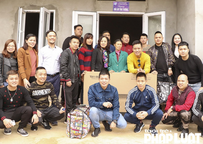 Lãnh đạo Hội LHPN tỉnh Yên Bái và nhóm ca sỹ Tuấn Hưng trao tặng nhà Mái ấm tình thương cho hội viên phụ nữ nghèo xã Việt Hồng, Trấn Yên, Yên Bái.
