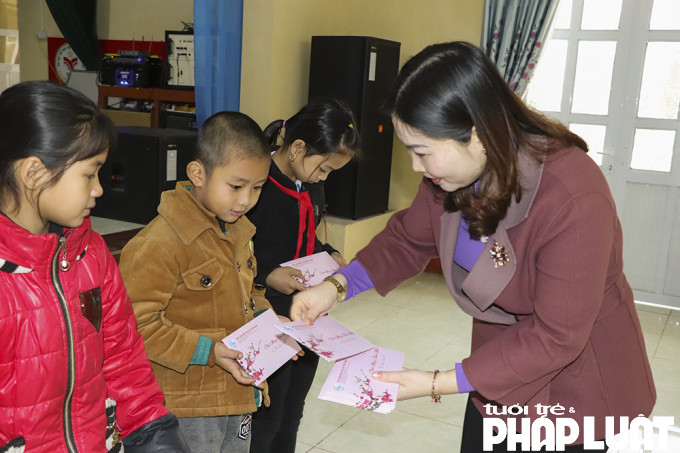 Tặng quà học sinh nghèo vượt khó.