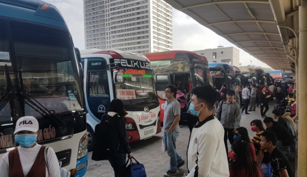 tay xach nach mang roi ha noi ve que nghi tet nguyen dan