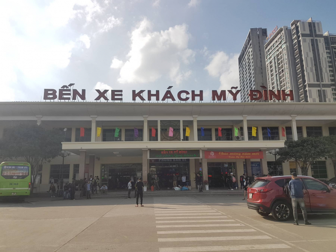Tại Bến Xe Mỹ Đình, nhiều người dân đổ xô về quê nghỉ tết âm lịch.