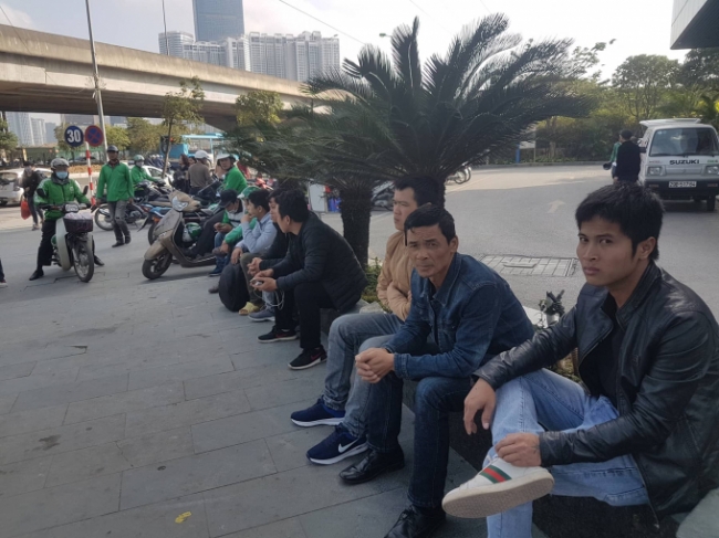 Phía ngoài bến xe vẫn còn nhiều người dân đứng chờ đợi.