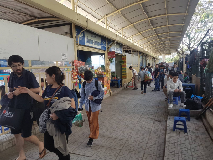 Trong bến, nhiều người dân hối hả đi vào để mua vé rời Thủ đô.