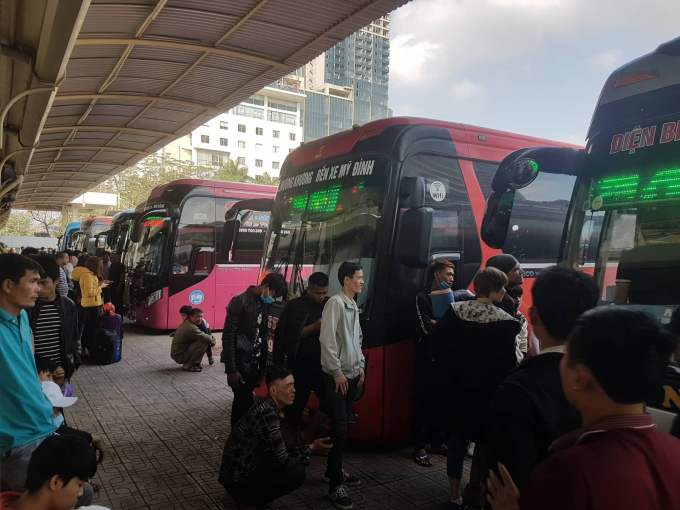 Tại khu vực chờ lên xe, nhiều người dân tụ tập đợi đến giờ xuất phát rời Hà Nội.