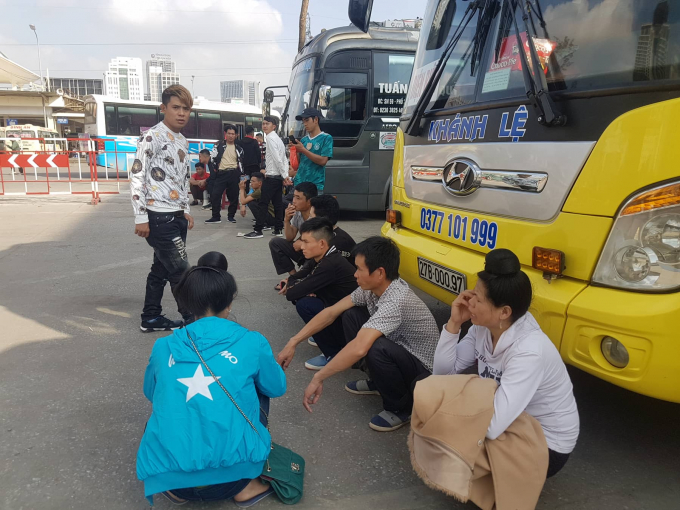 Nhiều người dân các tỉnh xa như, Lai Châu, Điện Biên, Lào Cai, Yên Bái... có vẻ rất vui khi ngày nghỉ Tết sắp tới gần để được hội tụ cùng gia đình sau một năm vất vả.