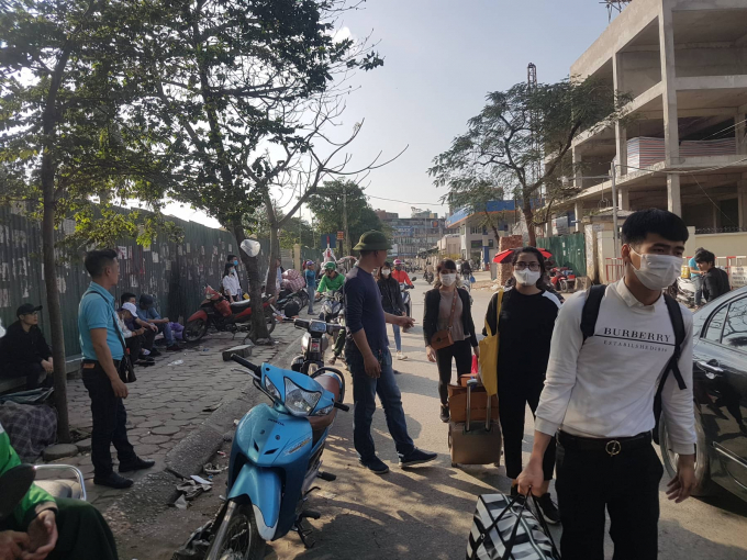 Tay xách, nách mang nhiều đồ đạc để rời Hà Nội.