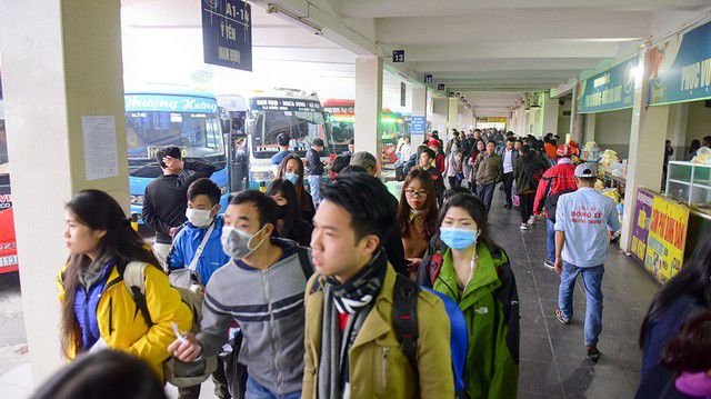 Bến Xe Giáp Bát, mật độ người dân rất đông.