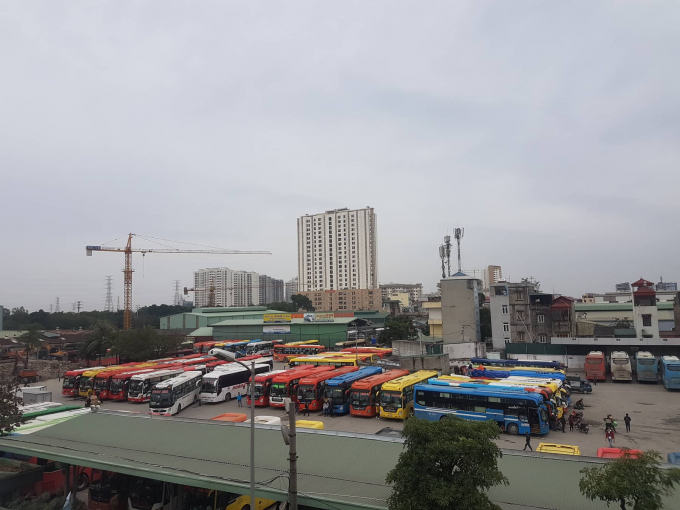 Lượng xe tại Bến Nước Ngầm khá đông.