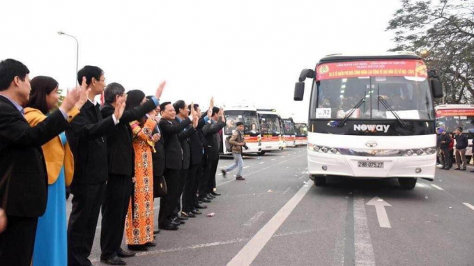 Hàng trăm chiếc xe xuân đưa công nhân, lao động về quê đón Tết