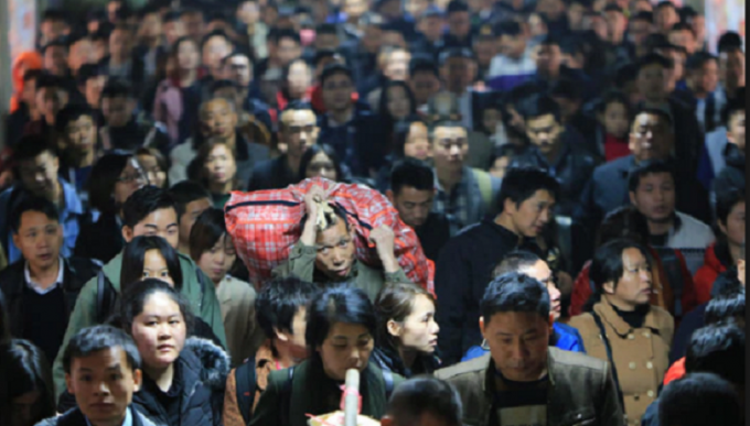 Tình trạng quá tải thường thấy tại các nhà ga, bến tàu của Trung Quốc trước và sau các dịp Tết Nguyên đán. (Ảnh: SBS)