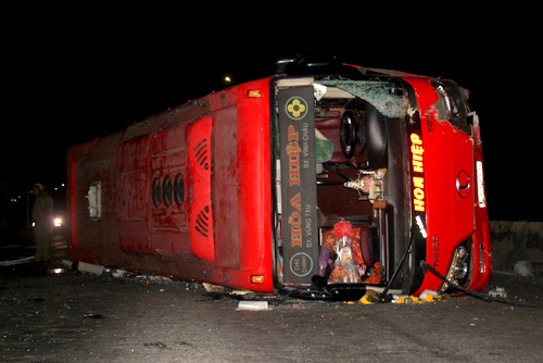 Tai nạn xe khách khiến 20 người bị thương ở Bà Rịa - Vũng Tàu hôm 2/2 Ảnh: Nguyễn Khoa