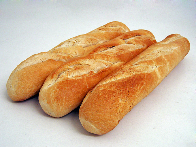 Bỏ bánh mì vào tủ lạnh sẽ khiến chúng dai và khô. Ảnh minh họa