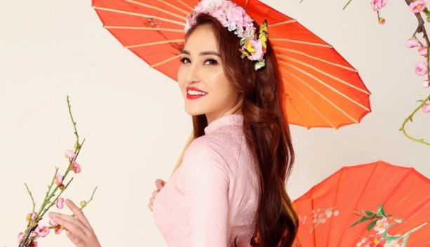 hoa hau gia hoa khoe sac voi ao dai truoc them nam moi