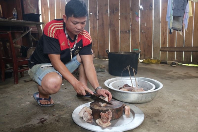 Anh Triệu Tài Huy đang thái miếng thịt ngon nhất dâng lên tổ tiên.