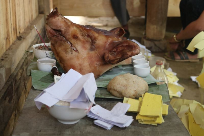 Mâm cỗ dâng thủ lợn dành để cúng tổ tiên