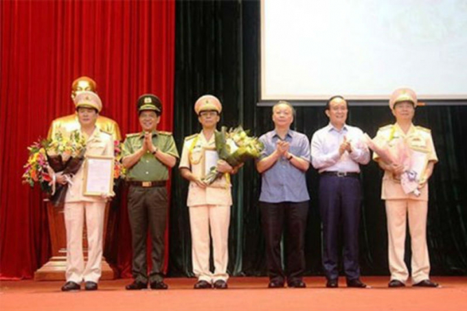 CATP Hà Nội tặng hoa, chúc mừng các đồng chí Phó Giám đốc CA TP vừa được điều động, bổ nhiệm. Ảnh: Cổng TTĐT Công an TP Hà Nội