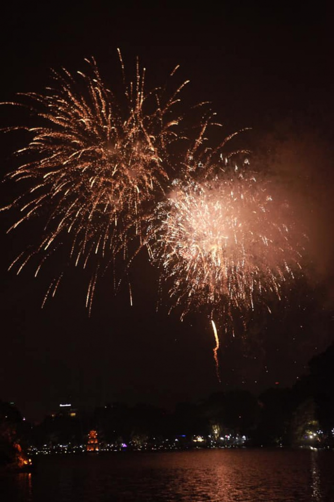 Những màn bắn pháo hoa đầy màu sắc đã thu hút rất đông người dân Thủ đô đến Hồ Gươm đón chờ khoảnh khắc chào đón năm mới.