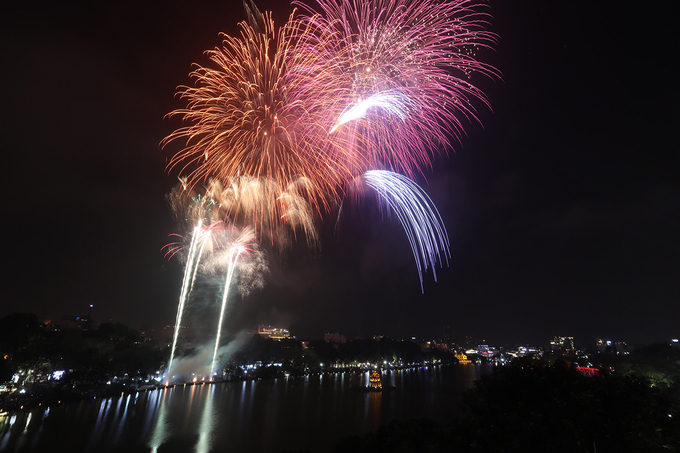 Chúc toàn thể đồng bào, đồng chí và chiến sĩ Thủ đô năm mới mạnh khỏe, hạnh phúc, an khang, thịnh vượng! Chúc năm mới thắng lợi mới! Thân ái