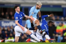 man city thang everton chiem linh ngoi dau bang