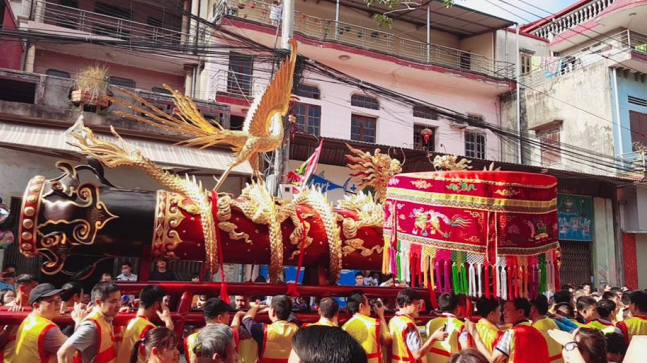 Như thường lệ, sáng mùng 4 Tết, lễ hội rước pháo Đồng Kỵ (Bắc Ninh) đã được diễn ra với sự tham dự của hàng nghìn người.