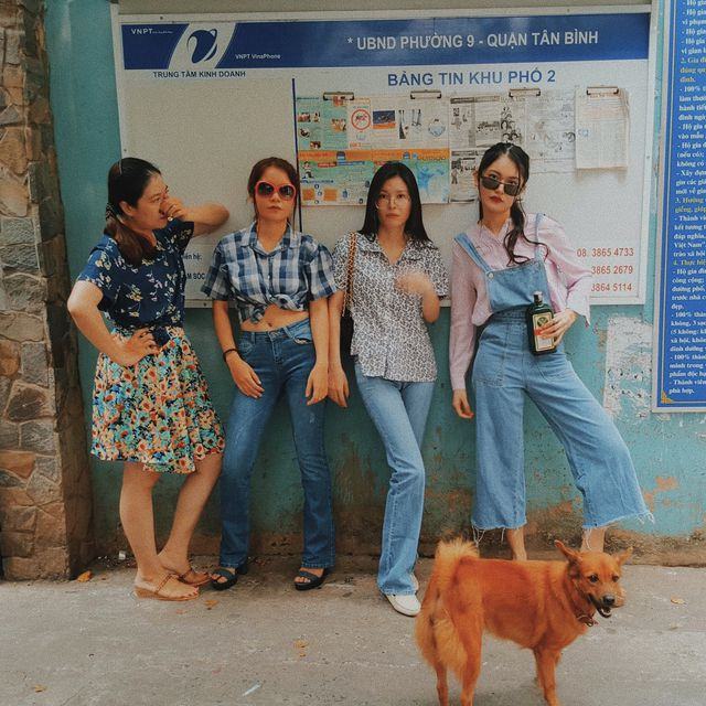 Năm 2018: Á hậu và các chị chọn phong cách Sài Gòn xưa với quần ống loe. Mọi người tự chuẩn bị đồ, sao cho hơi hướng retro.