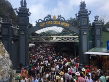 du khach thap phuong un un do ve chua huong tray hoi