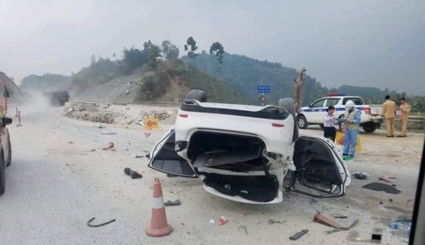 mazda 6 lat ngua giua cao toc noi bai lao cai