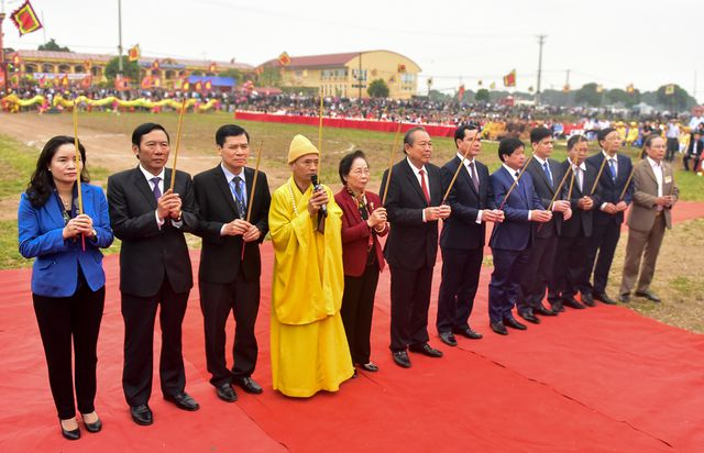 Phó Thủ tướng Chính phủ Trường Hòa Bình và nguyên Phó Chủ tịch nước Nguyễn Thị Doan, Chủ tịch Trung ương Hội Khuyến học Việt Nam, cùng lãnh đạo các bộ, ngành trung ương, lãnh đạo tỉnh Hà Nam đã lên dâng hương linh vị vua Lê Đại Hành và Thần Nông