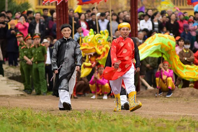 Một lão nông được tuyển chọn để làm lễ nhập linh khí trước linh vụ vua Lê Đại Hành và Thần Nông