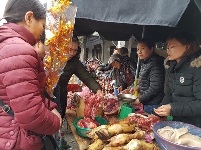 Tại các gian hàng, người mua kẻ bán ra vào tấp nập.