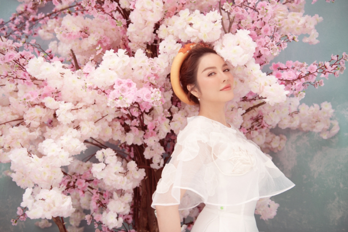 Lý Nhã Kỳ khoe sắc đầu năm với áo dài tươi trẻ