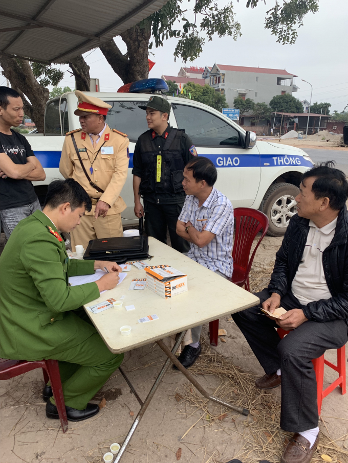 CSGT Bắc Giang tiến hành lập biên bản lái xe vi phạm