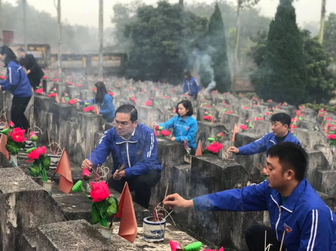 Anh Nguyễn Ngọc Việt, UVBTV Trung ương Đoàn, Bí thư Thành đoàn, Chủ tịch Hội Liên hiệp Thanh niên Việt Nam Thành phố Hà Nội (ở giữa) cùng đoàn tình nguyện dâng hương tưởng niệm các anh hùng liệt sỹ tại Nghĩa trang Liệt sỹ Quốc gia Vị Xuyên, tỉnh Hà Giang.