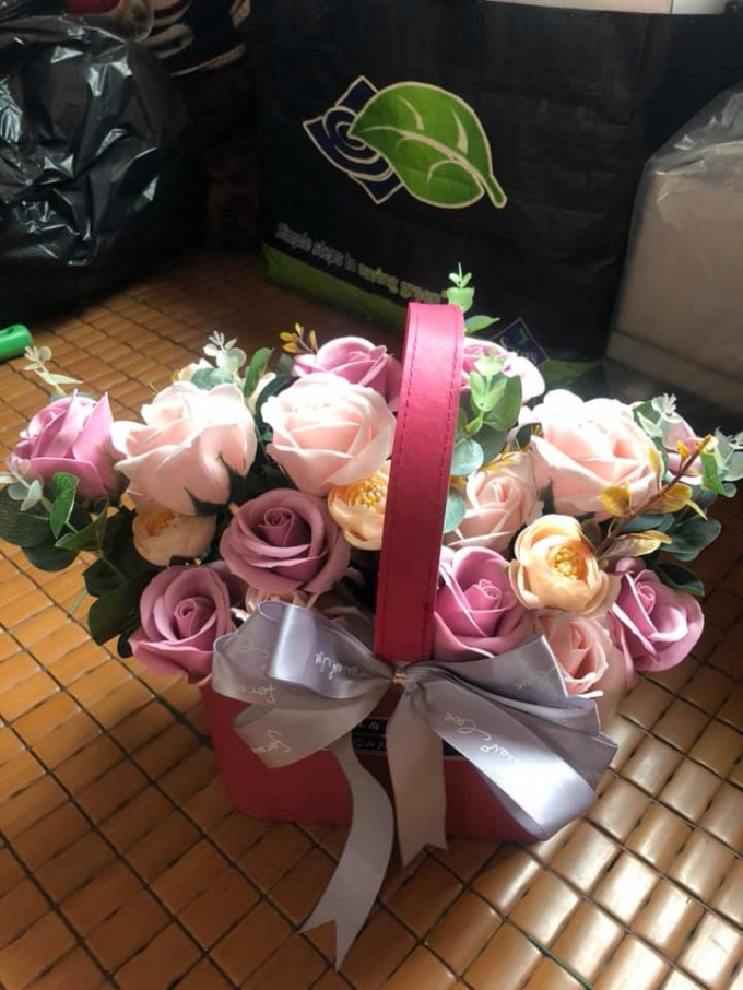 Lẵng hoa này có giá khoảng 300.000 - 400.000 đồng.