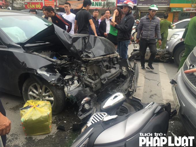 Hà Nội: Ô tô Mazda3 gây tai nạn liên hoàn trên đường Trường Chinh