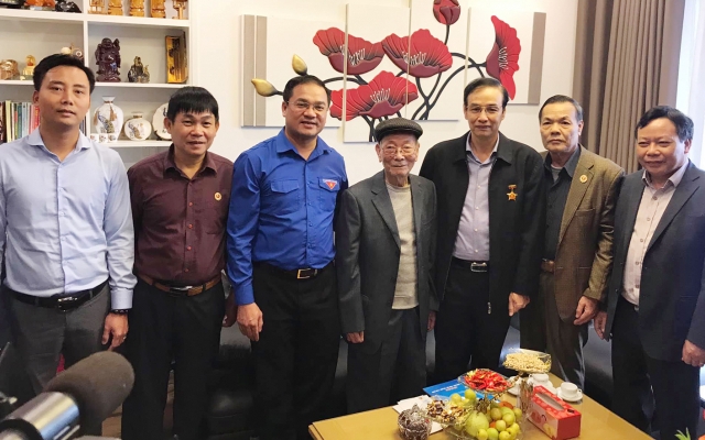 Phó Bí thư Thành ủy Hà Nội Đào Đức Toàn thăm, tặng quà cựu chiến binh