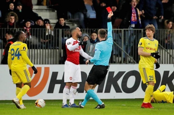 Chiếc thẻ đỏ đã khiến Arsenal thua đau.