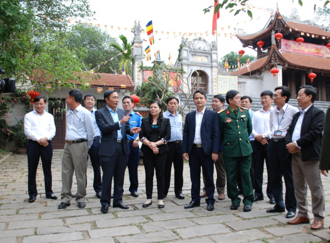 Đoàn công tác kiểm tra lễ hội do đồng chí Nguyễn Văn Phong, Phó Chủ tịch UBND tỉnh Bắc Ninh dẫn đầu