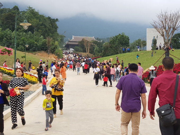 Rất đông du khách thập phương tìm về bái lễ tại Tây Yên Tử